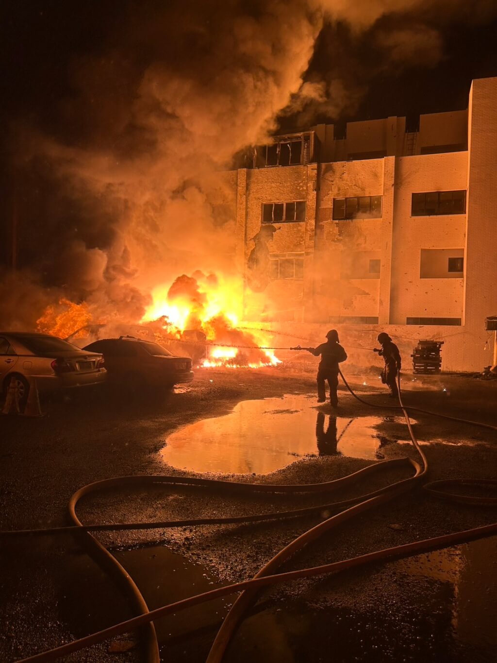 台南市安南區海佃路住宅區空地廢棄物8月22日凌晨起火爆炸，延燒11戶，造成15人受傷，消防人員到場灌救，4個多小時後撲滅火勢。 （台南市消防局提供）