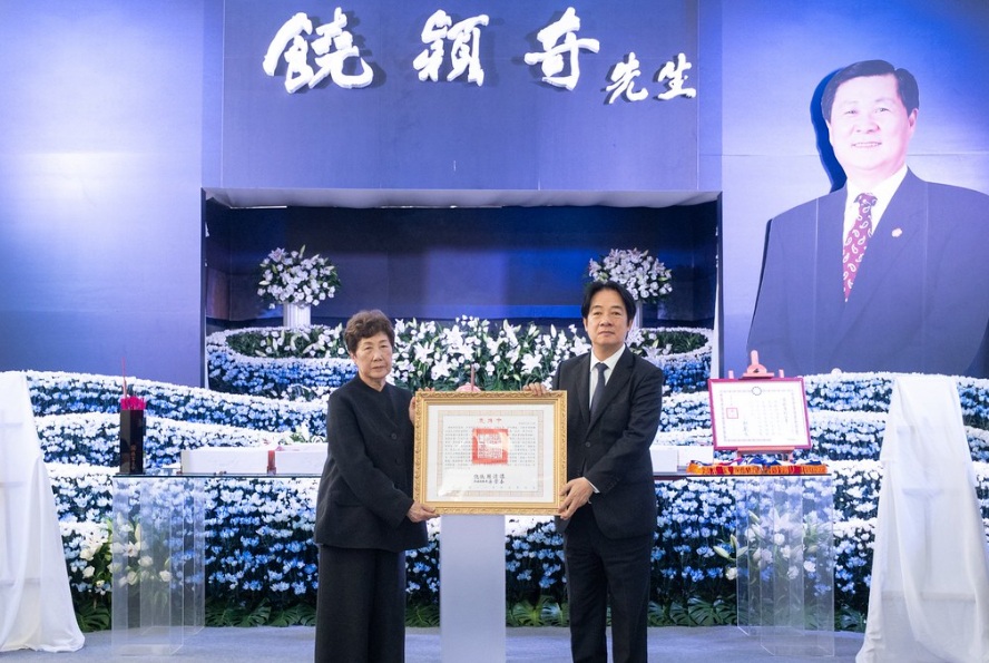 總統賴清德頒贈褒揚令予總統府前資政、立法院前副院長饒穎奇，並由其遺孀饒高淑端代表接受。 圖：總統府/提供