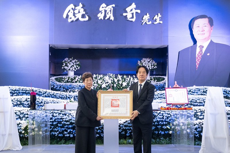 賴清德總統今（6）日上午頒贈褒揚令予總統府前資政、立法院前副院長饒穎奇先生，表彰其一生奉獻國家、服務地方的卓越貢獻。 圖：總統府網站