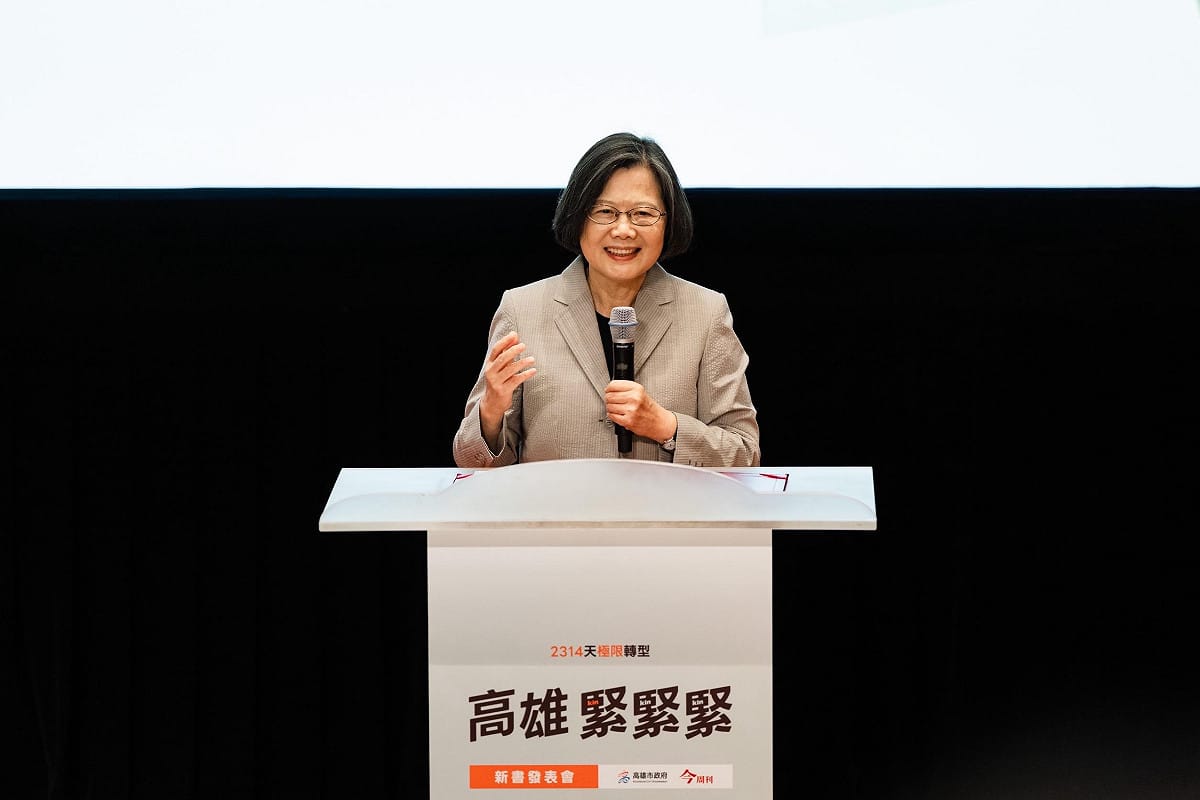 蔡英文以「轉型有成、成長有感」8字肯定陳其邁高雄市長任內6年的表現。 圖：高雄市政府／提供