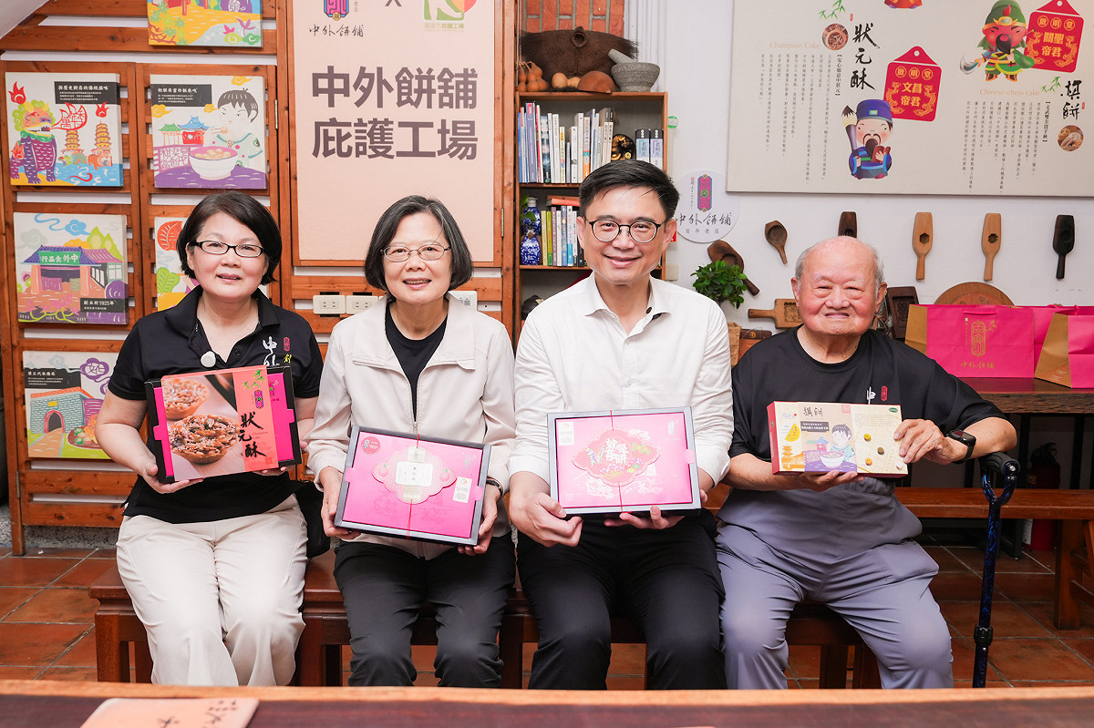 蔡英文(左二)、賴瑞隆(右二)與「中外餅舖」的第五及第六代。 圖：賴瑞隆競辦／提供