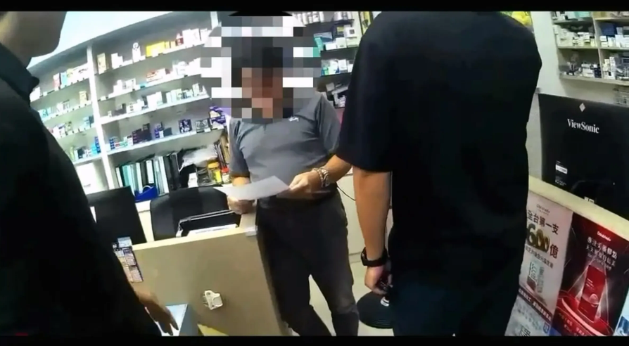 一名女大生在該藥局工作期間，飲用水壺內的水時發現味道極苦，原本裝有清水的水壺竟變成「白色混濁的液體」。 圖：警方／提供