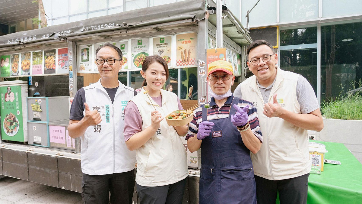 市長高虹安走訪攤商。 圖：新竹市政府/提供
