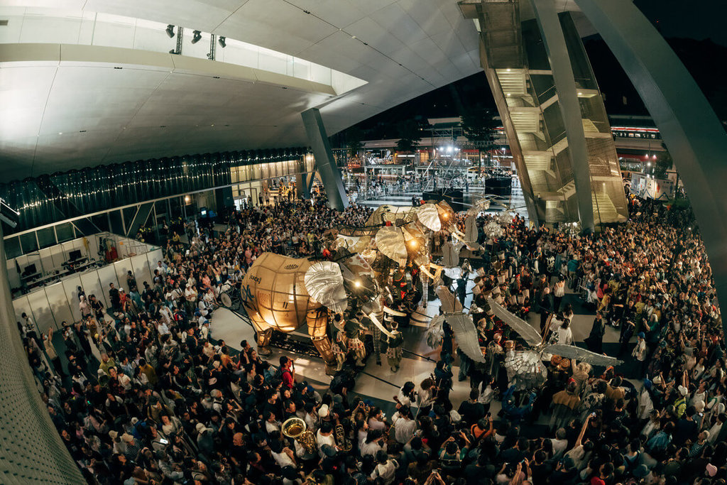 2026台北藝術節開幕戶外展演「大象來了」6日晚遇雨，人潮不及5日10萬規模。北藝中心表示，數萬名觀眾自發性為其全球巡演第100場齊唱生日快樂歌，歌聲響徹士林夜空。 圖：北藝中心提供
