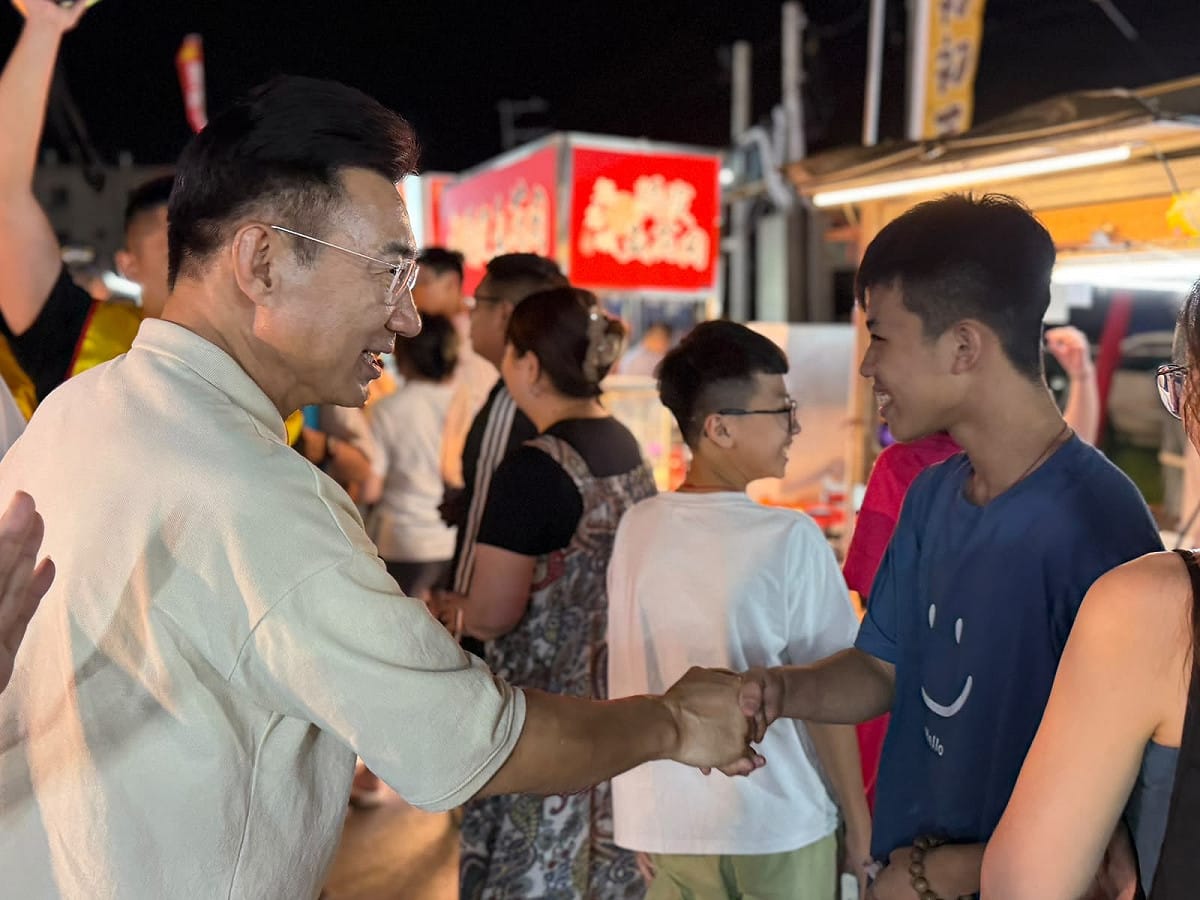 江啟臣到清水夜市拜票。 圖：江啟臣辦公室/提供
