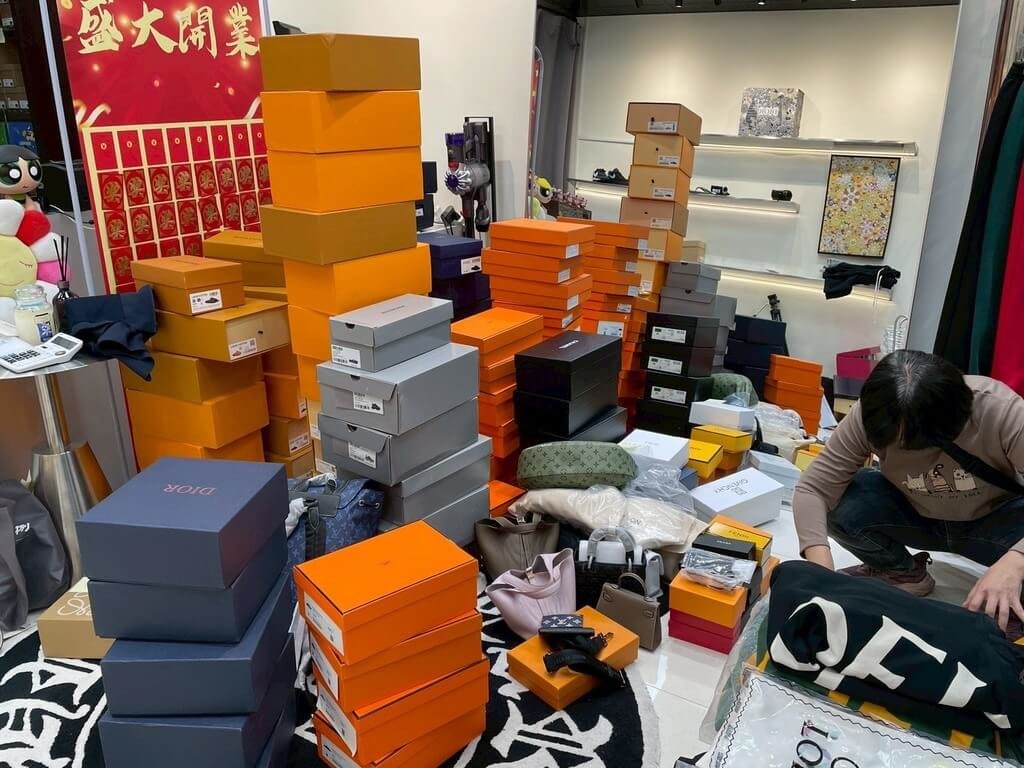 刑事局破獲大型販售仿冒精品名錶集團，查扣大量仿冒精品，全案經估算侵權市值逾新台幣1億元，嚴重侵害智慧財產權法益與市場秩序。（刑事局提供）中央社記者趙麗妍傳真　115年9月7日