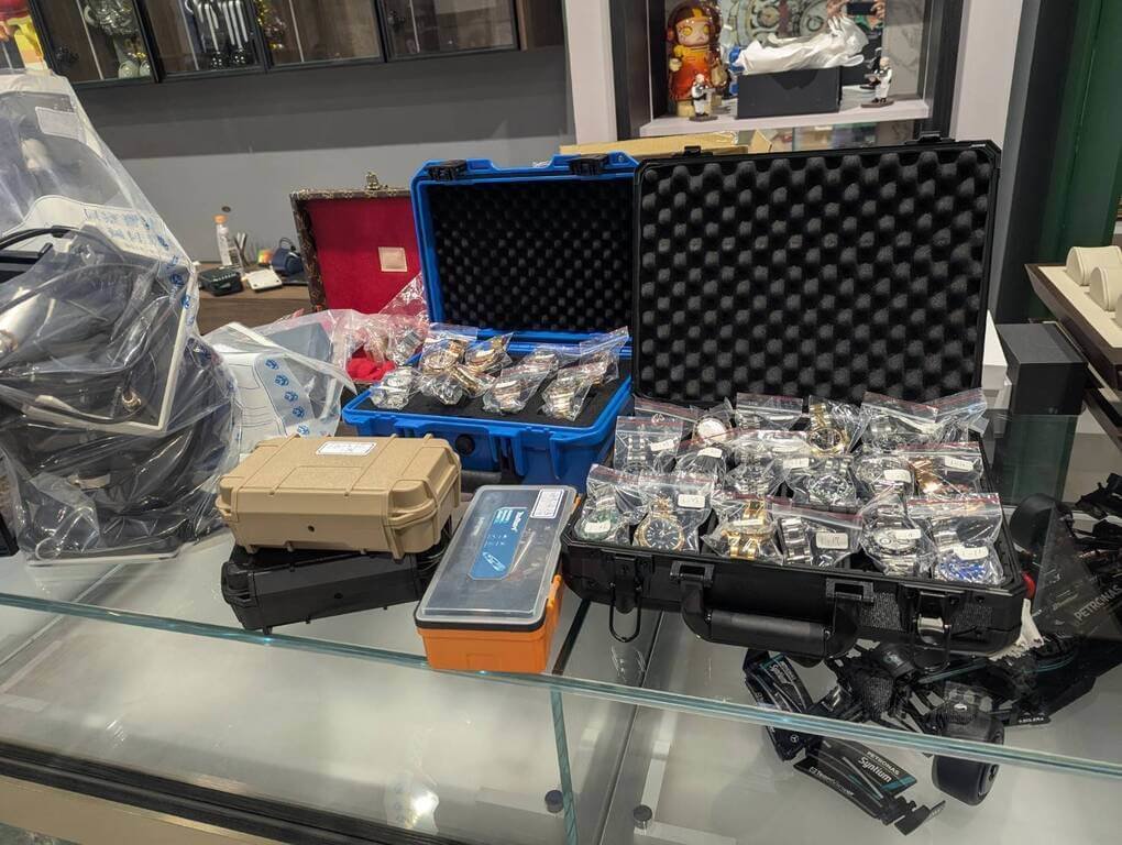 刑事局破獲大型販售仿冒精品名錶集團，犯嫌自中國採購大量仿冒名錶，並在工作室改裝加工，警方查扣工具及證物，全案偵詢後，依違反商標法罪嫌，移送新竹地方檢察署偵辦。（刑事局提供）中央社記者趙麗妍傳真　115年9月7日