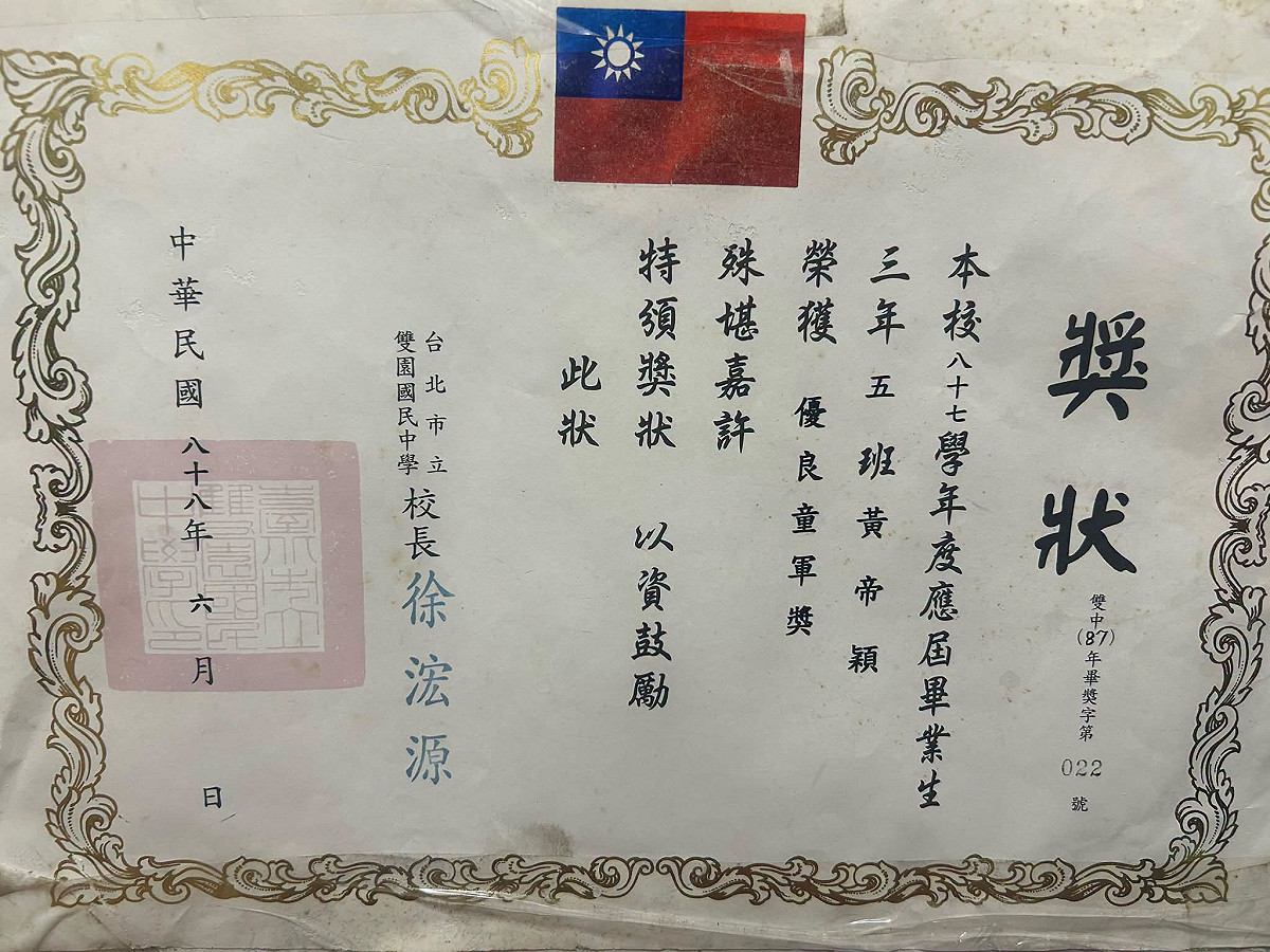 黃帝穎律師直呼，「蔣萬安欠我童軍市長獎，我國中也拿優良童軍獎，但從沒想過童軍會被量身定做市長獎」。 圖：取自黃帝穎臉書