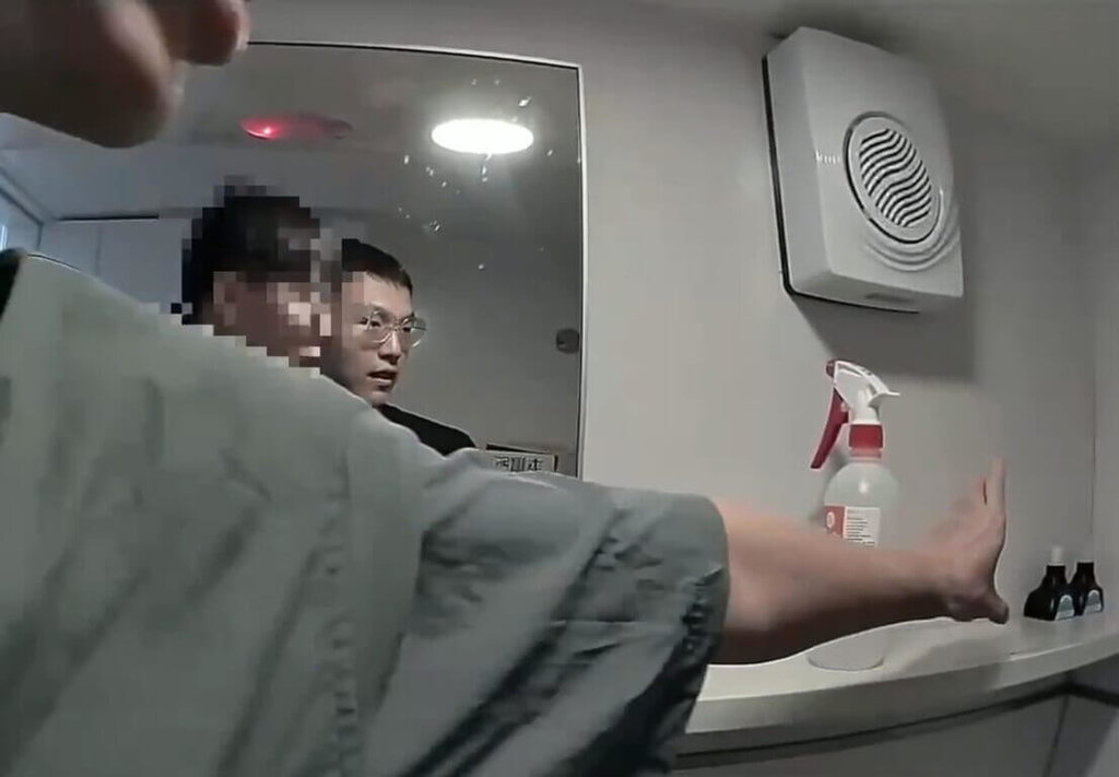 民眾日前在宜蘭一間超商借用廁所時，赫然發現新台幣55萬餘元報案，經警方循線追查，原來是保全人員在超商執行提款機補鈔作業時不慎遺落，隨即聯繫相關金融機構，通知保全公司派員前來認領。（讀者提供）中央社記者王朝鈺傳真　115年9月7日