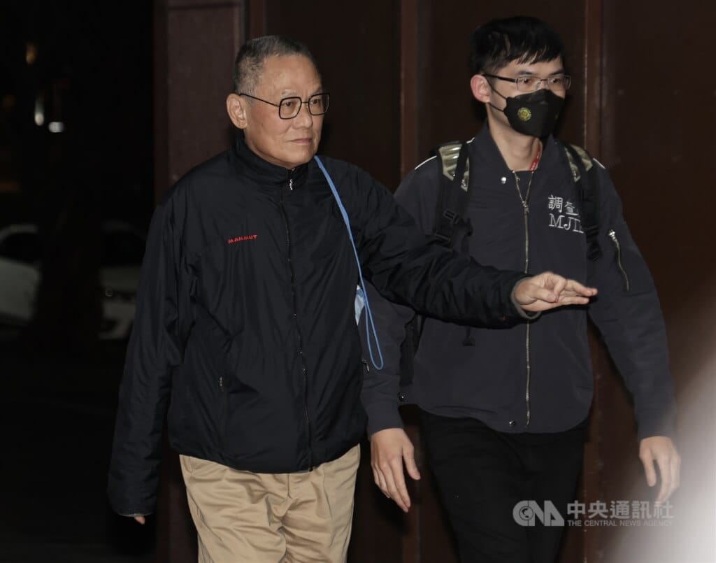 立委高金素梅助理張俊傑（左）涉貪遭起訴，7日台北地院認定逃匿發布通緝。（中央社檔案照片）