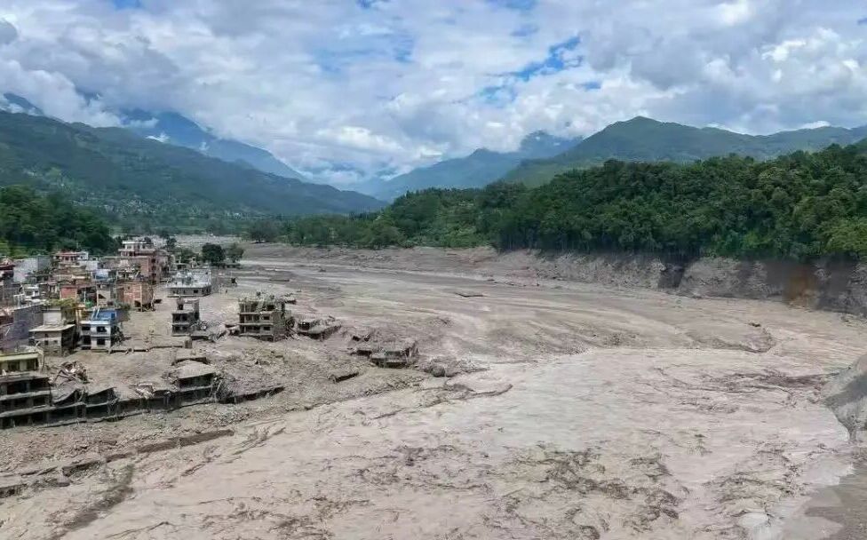 死傷再擴大!尼泊爾警方證實尋獲1351遺體 數千人仍失蹤 吉隆口岸海關大樓剩殘餘鋼筋