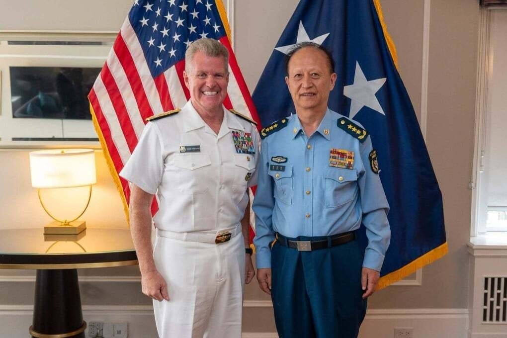 中國人民解放軍東部戰區司令員楊志斌(右)與美軍太平洋司令部司令帕帕羅在印太國防軍司令會議上舉行首次雙邊會談。 圖:翻攝自 X @ELMObrokenWings