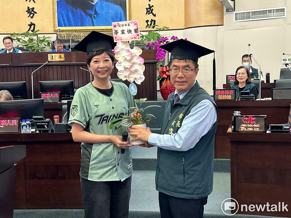 陳怡珍特別準備了兩頂學士帽，邀請市長黃偉哲一起戴上，象徵兩人一起從這段市政職務「畢業」，也為這場最後的總質詢留下特別的一幕。 圖：陳怡玪服務處提供