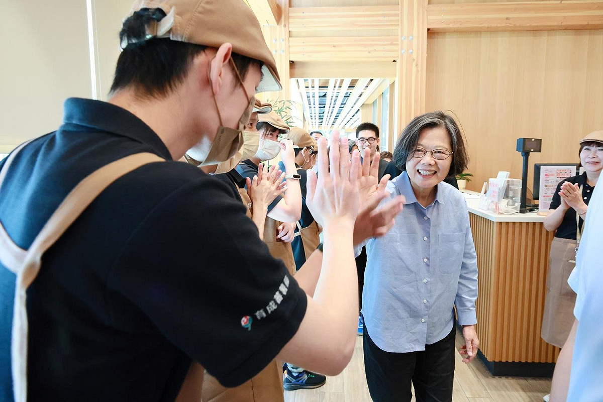 前總統蔡英文7日前往育成永續庇護園區參訪，與庇護員工一起體驗精力湯製作。 圖：蔡英文辦公室提供