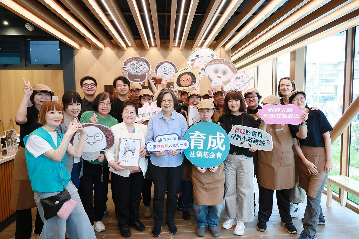 前總統蔡英文7日前往育成永續庇護園區參訪，與基金會工作人員合影。 圖：蔡英文辦公室提供