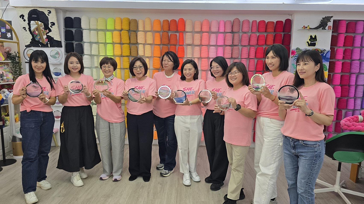 女力戰將力挺高市在地女性創立的「毛起來打工作室」。 圖：康裕成服務處／提供
