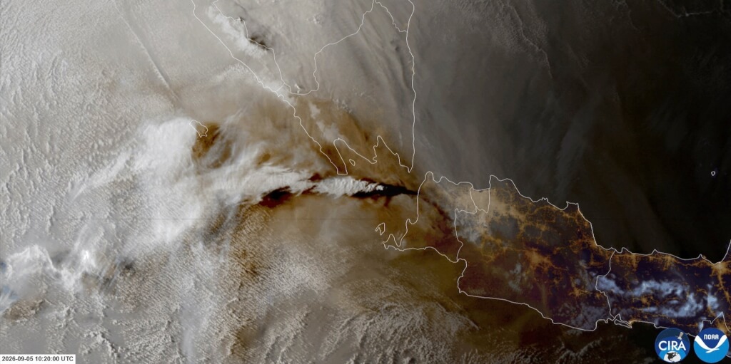從衛星影像可以看到喀拉喀托之子火山的噴發情形。（CSU/CIRA & JMA/JAXA/Handout via 路透社）