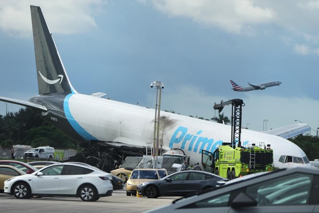 亞馬遜貨機6日降落於邁阿密國際機場衝出跑道墜毀，黑盒子已尋獲。（美聯社） 圖：中央社提供