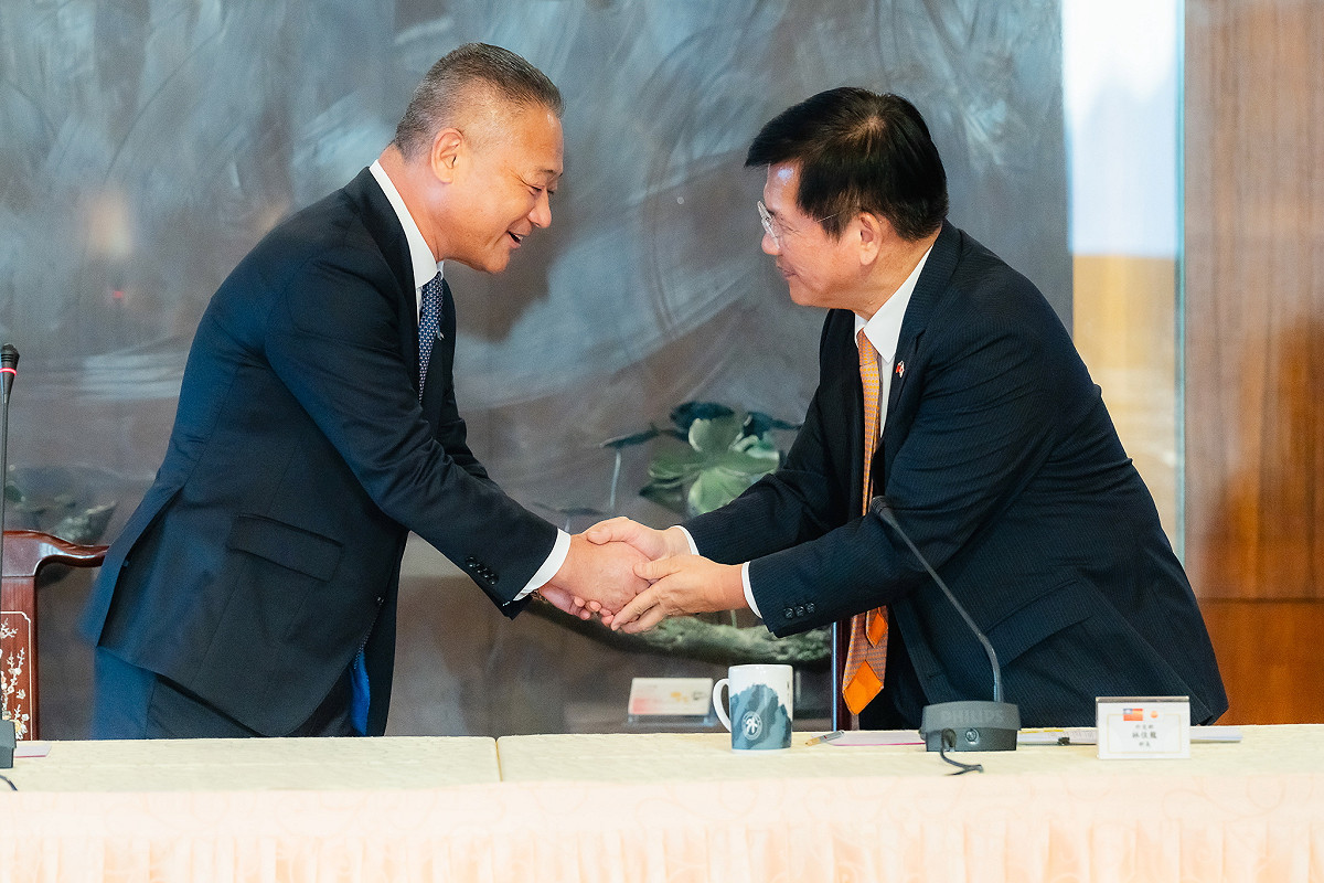 外交部長林佳龍（右）歡迎「日本維新會．中華民國（台灣）友好研討會台灣訪問團」馬場伸幸會長（左）。 圖：外交部提供
