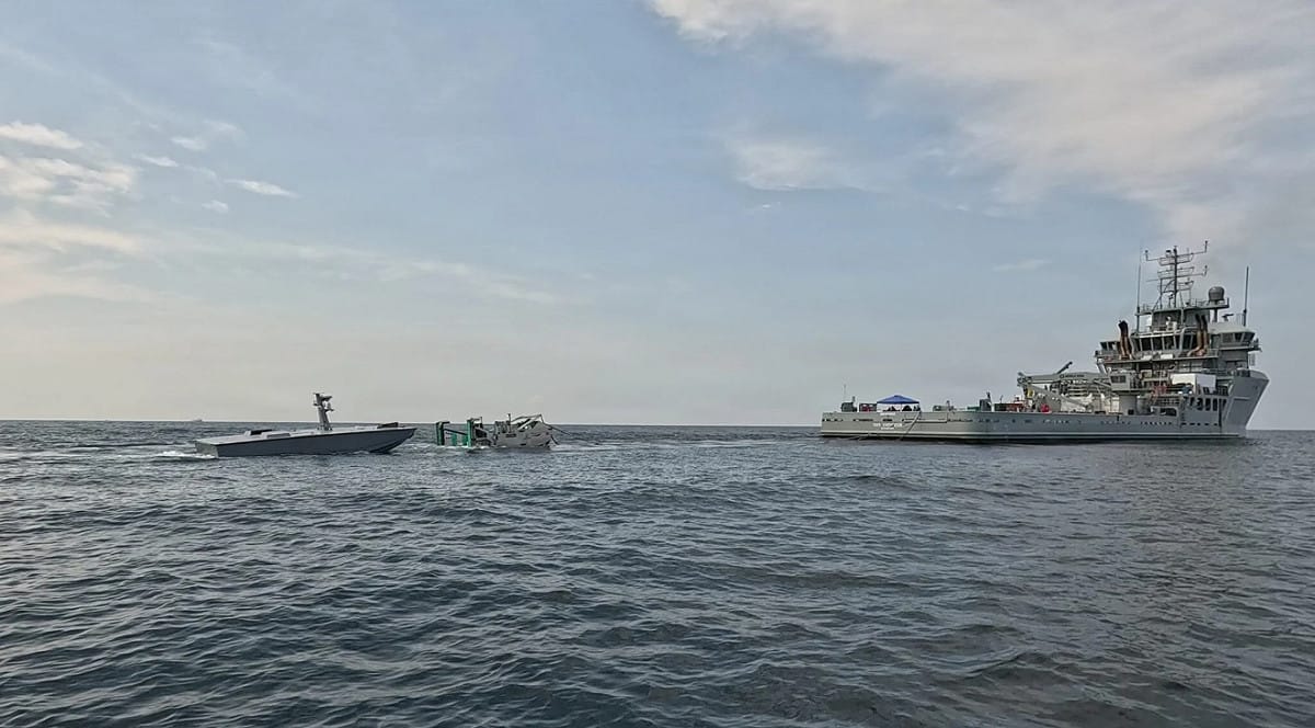 美國海軍測試用以色列製機器人為T38無人艇進行海上加油。 圖：翻攝US NAVY