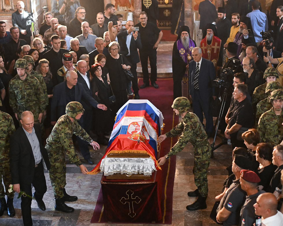 被稱為「波士尼亞屠夫」的穆拉迪奇（Ratko Mladić）7日在塞爾維亞首都貝爾格勒下葬。 圖：翻攝自 X @MikeCarlton01