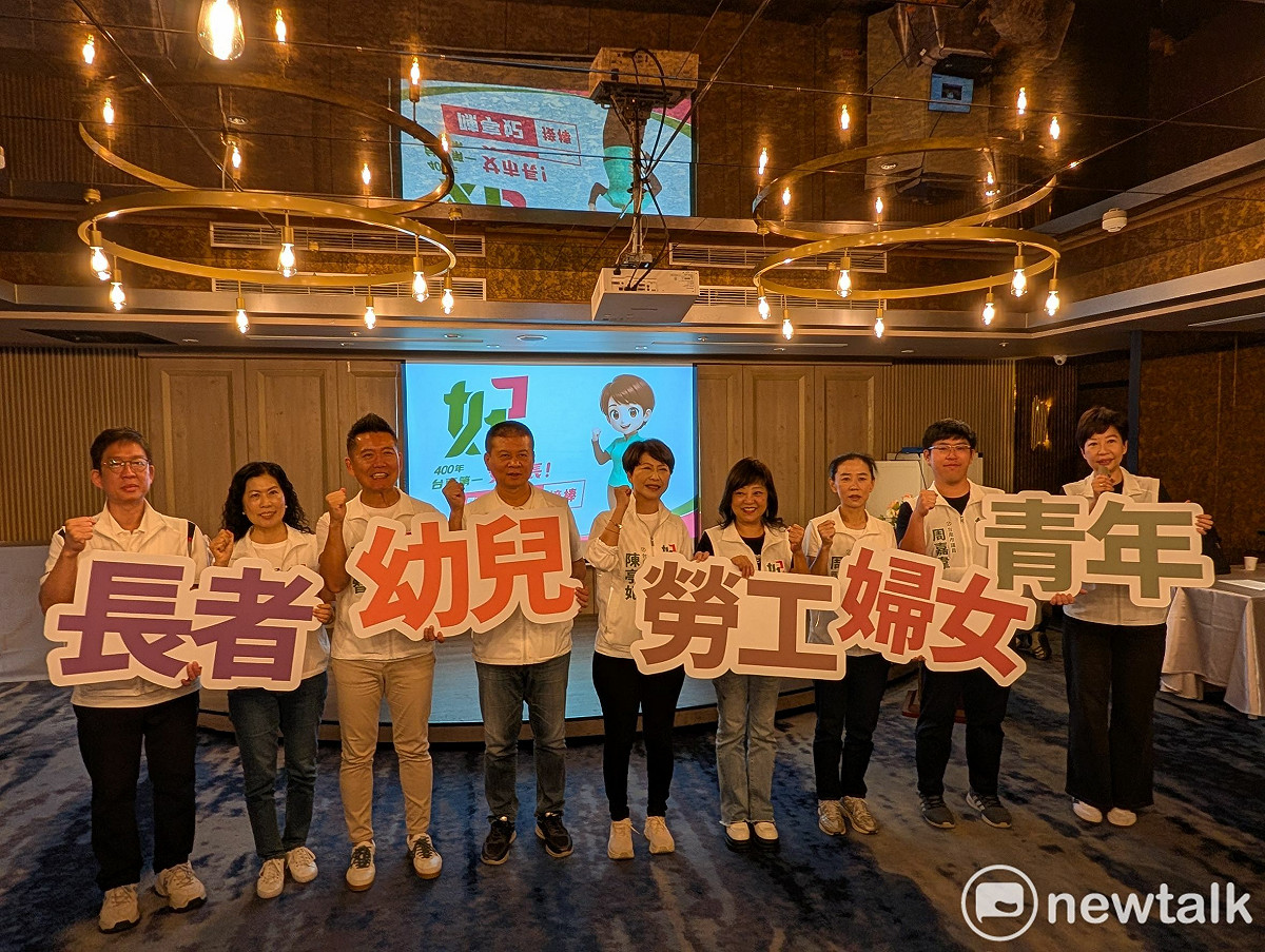 民進黨台南市長參選人陳亭妃偕同副議長林志展及市議員提名人李偉智、陳碧玉、陳秋萍、周嘉韋、林建南、周麗津和陳怡珍議員，推出「福利六都齊」AI政見，從出生、成長、就學、就業到老年，全面盤點台南與六都福利差距，提出「中央加碼、地方補齊」的全齡照顧藍圖。 圖：陳亭妃服務處提供