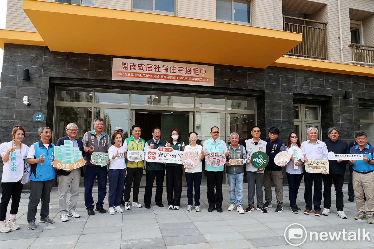 台南市長黃偉哲今日與國家住宅及都市更新中心董事長花敬群共同視察南區「開南安居」社會住宅，實地走訪住宅單元及公共空間。 圖：台南市政府提供