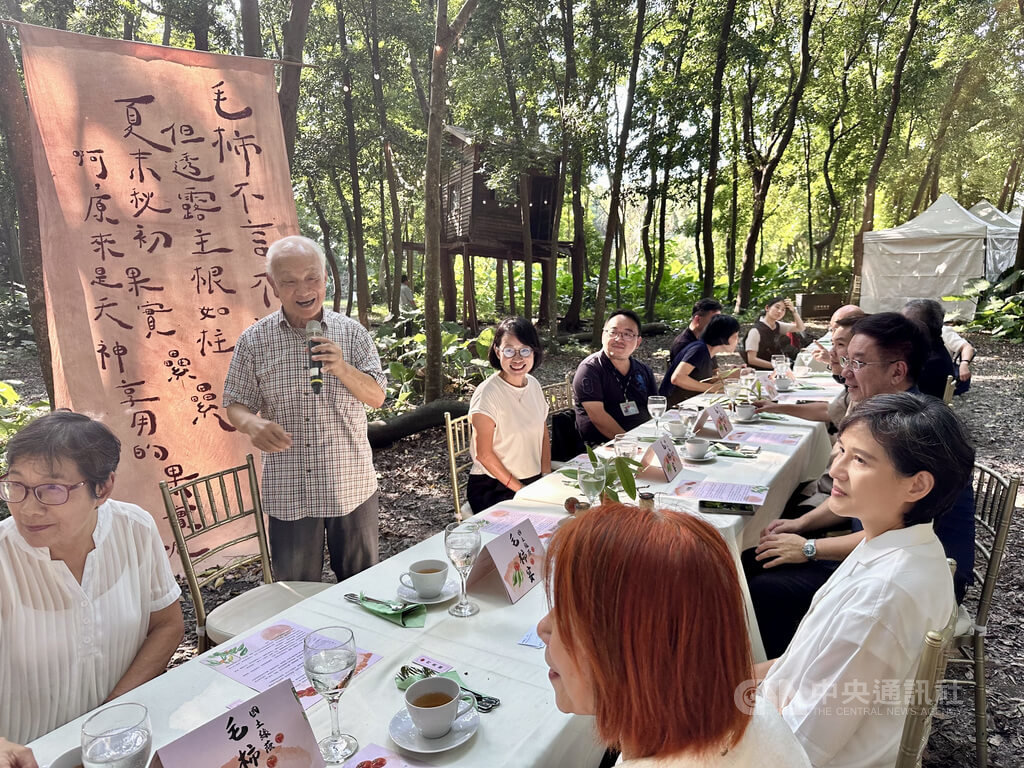 作家、國家都市林推動委員會民間委員吳晟（左2）8日下午在自家樹園「純園」舉行「毛柿宴」，將毛柿做成美味料理，推廣國土綠蔭理念，邀請行政院副院長鄭麗君（前右）等人與會。中央社記者鄭維真攝　115年9月8日