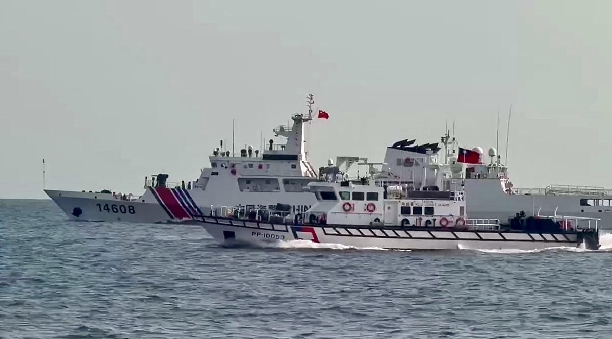中國海警船8日「一日兩度」侵入金門限制水域。海巡署巡防艇全程一對一併航監控並以中、英文廣播強勢要求轉向，至下午17時3分將4艘海警船全數驅離限制水域。 圖：海巡署提供
