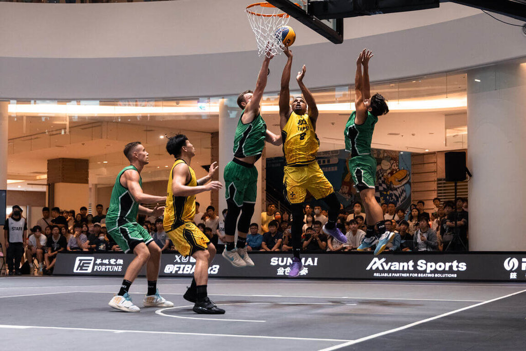 2026 FIBA 3x3高雄挑戰賽日前落幕，日本Shibuya隊從資格賽一路打進冠軍賽，再靠著致勝一擊擊敗台北永豐旺寶隊奪冠，旺寶球員艾夫伯（Michael Efevberha）（右2）試圖力挽狂瀾、可惜功虧一簣。（中華民國3x3籃球協會提供）中央社記者黎建忠傳真　115年9月8日