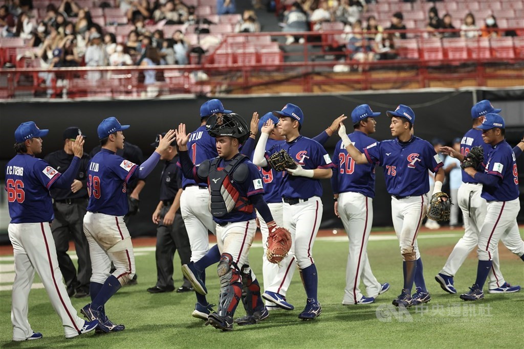 2026第14屆亞洲U18青棒錦標賽台灣隊8日與泰國交手，首局就攻下14分大局，整場比賽合計敲出11支安打，加上泰國隊團隊有6次守備失誤，台灣終場以18比0大比分差搶勝，球員擊掌慶祝。中央社記者吳家昇攝　115年9月8日