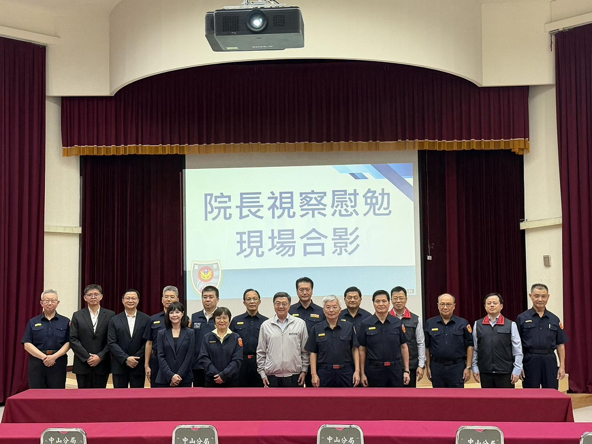 行政院長卓榮泰8日深夜偕同內政部長劉世芳前往台北市政府警察局中山分局視察擴大臨檢勤務。 圖：行政院提供