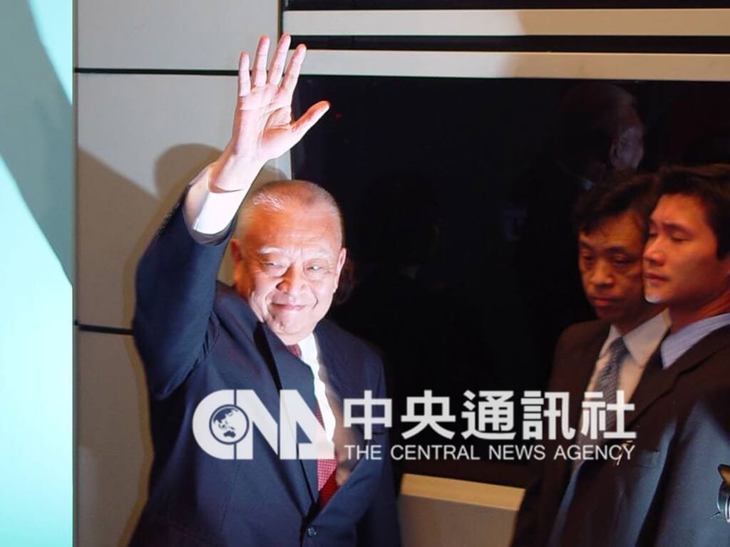 2005年3月10日董建華召開記者會宣布辭去行政長官，離開會場時他舉手致意。（中央社檔案照片） 圖：中央社提供
