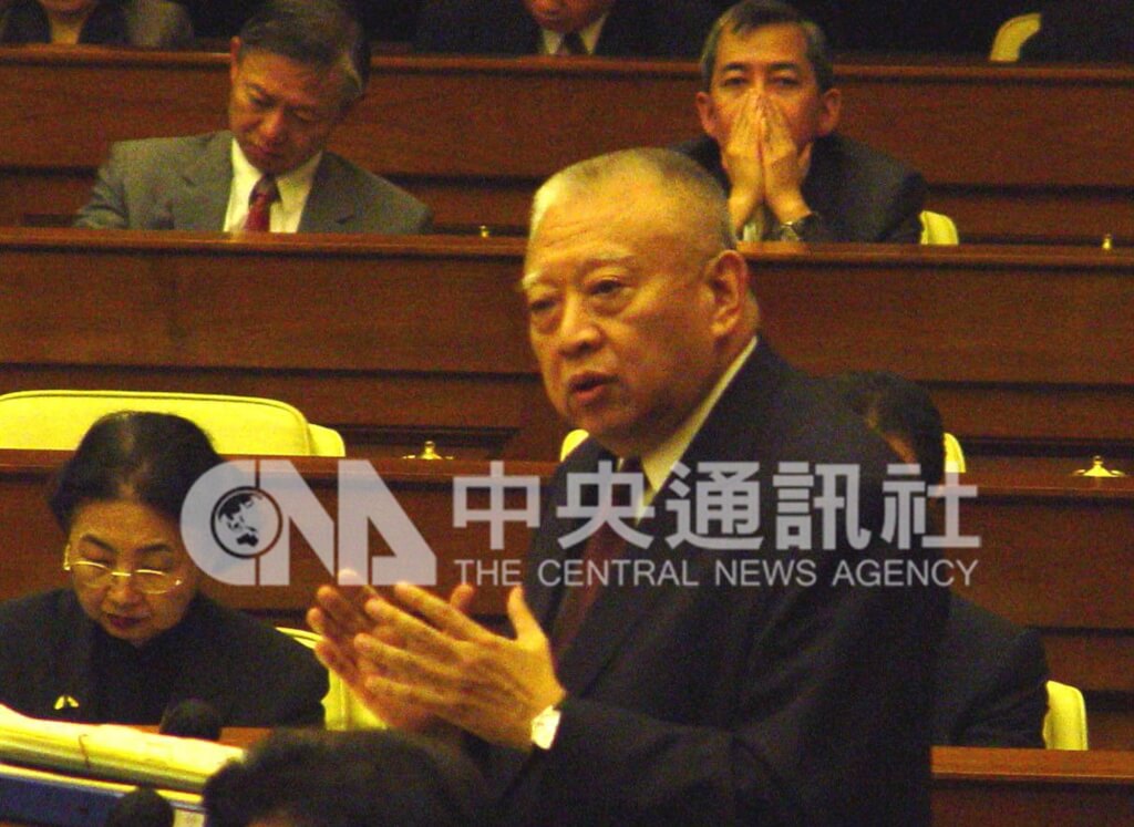香港主權轉移中國後首任行政長官（特首）董建華8日逝世，享壽89歲。圖為2004年他出席立法會答問大會。（中央社檔案照片） 圖：中央社提供