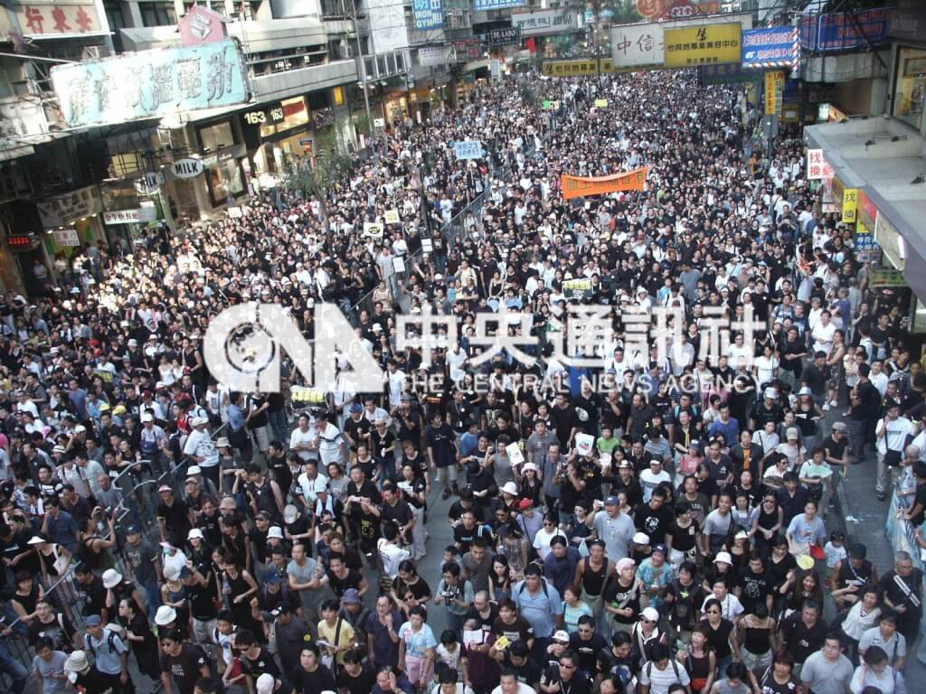 2003年7月1日民主派號召上街遊行反對基本法23條立法。（中央社檔案照片） 圖：中央社提供