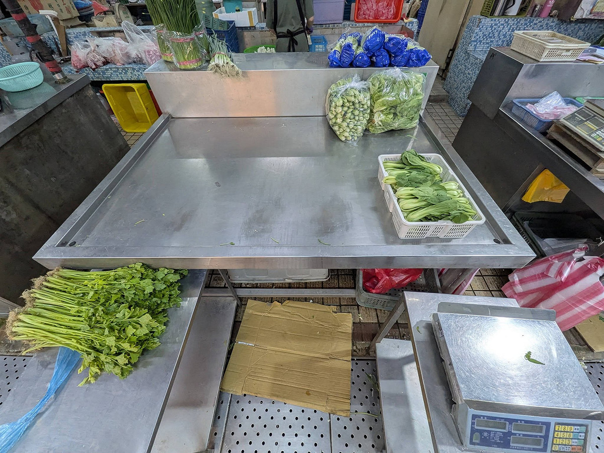 連日豪雨、颱風加上作物轉換期，蔬菜供應吃緊，市場罕見無菜可賣，多項菜價破百，恐再持續1、2週。 圖：翻攝自廖炯程　臉書專頁