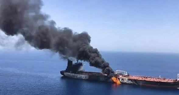 美軍於哈爾克島附近發動大規模空襲，至少五艘伊朗原油運輸船與油輪遇襲爆炸。 圖:翻攝自 X @Chavista0101
