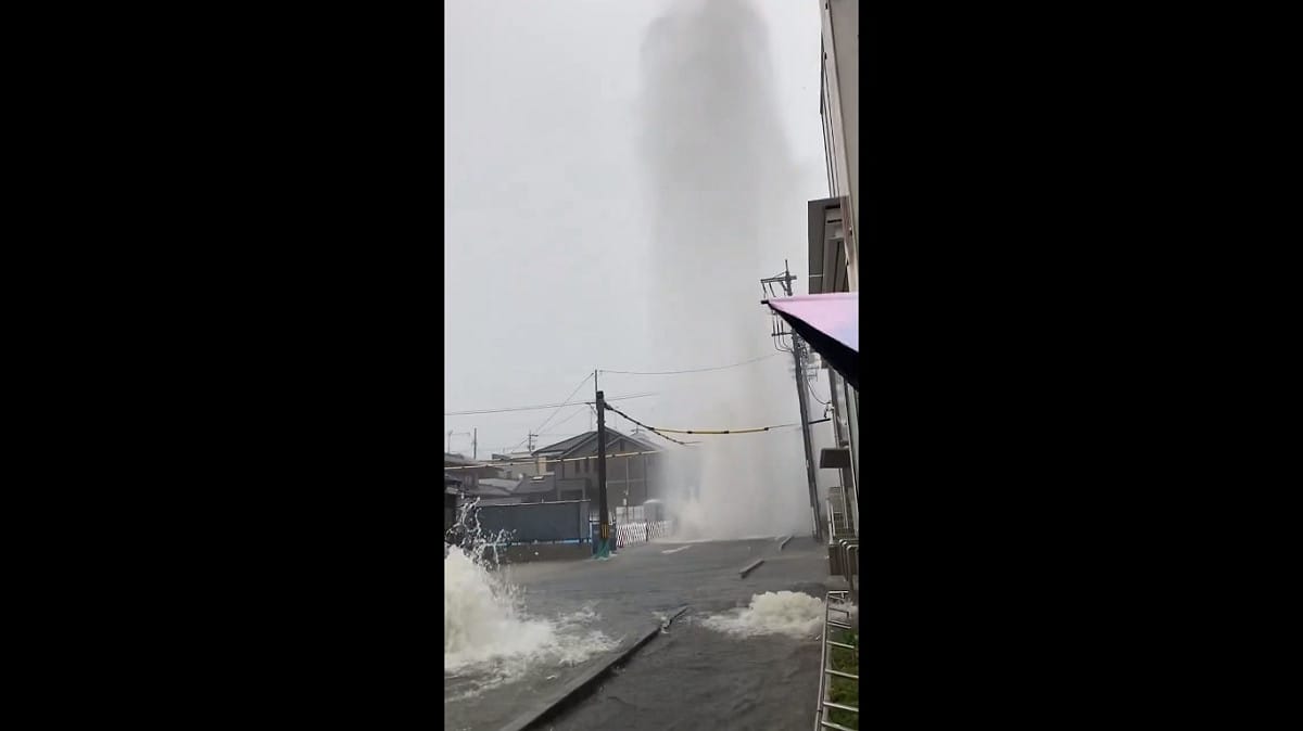 大規模的積水甚至填滿了地下水道，水從人孔蓋逆流噴出。 圖：擷取自 @kota40w X 分享影片
