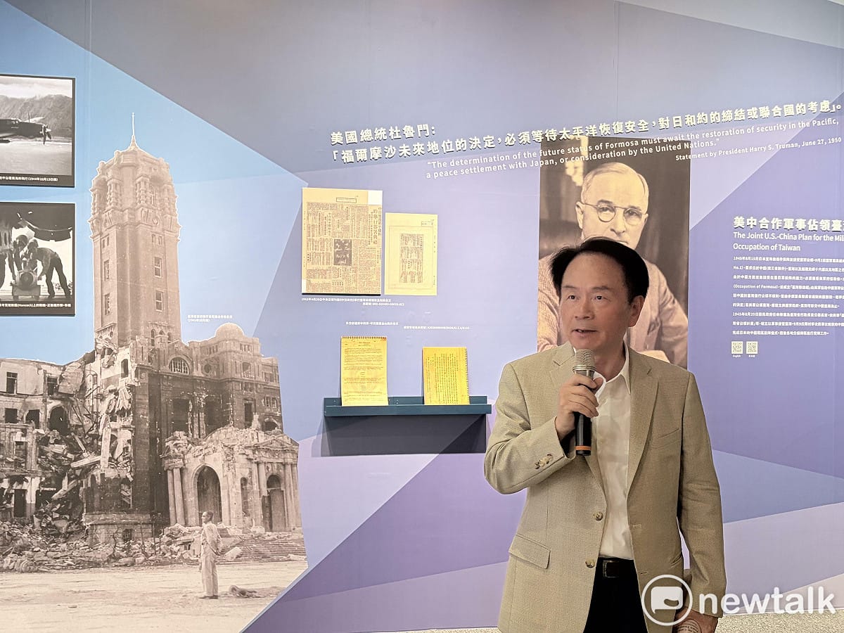 國史館館長陳儀深今（9）日親自為特展「亮光與暗影」進行導覽。 圖：李宣萱/攝