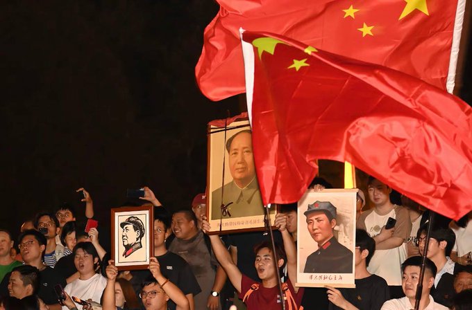 當地時間 8 日晚間，大批民眾聚集在湖南省韶山市的毛澤東廣場，舉行毛主席逝世 50 周年的紀念活動。 圖：翻攝自 @whyyoutouzhele X 帳號
