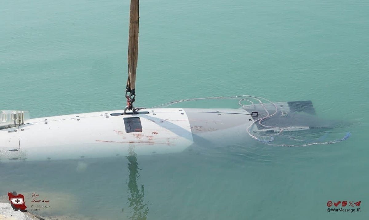 伊朗伊斯蘭革命衛隊8日宣稱，於荷姆茲海峽入口處捕獲一艘美軍無人水下航行器。 圖：翻攝「X」@IrnaEnglish