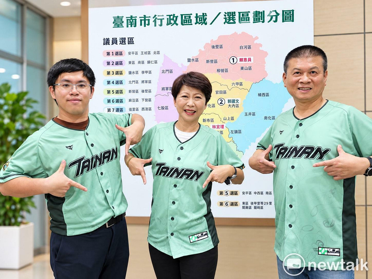 民進黨台南市黨部今日宣布，DPP台灣狼《台南》聯名款城市球衣開放限時釋出，訂購時間至9月13日12點為止，預計10月11日陸續出貨，回應各界熱烈敲碗。 圖：民進黨台南市黨部提供