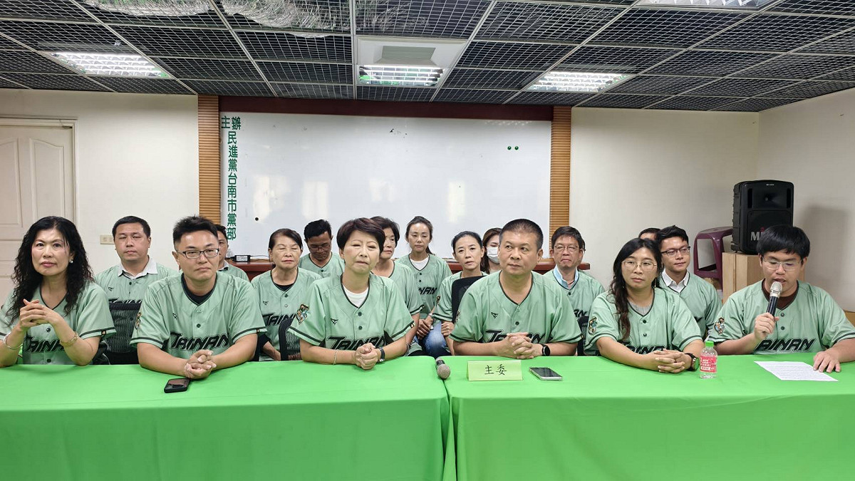 民進黨台南市黨部今日宣布，DPP台灣狼《台南》聯名款城市球衣開放限時釋出，訂購時間至9月13日12點為止，預計10月11日陸續出貨，回應各界熱烈敲碗。 圖：民進黨台南市黨部提供