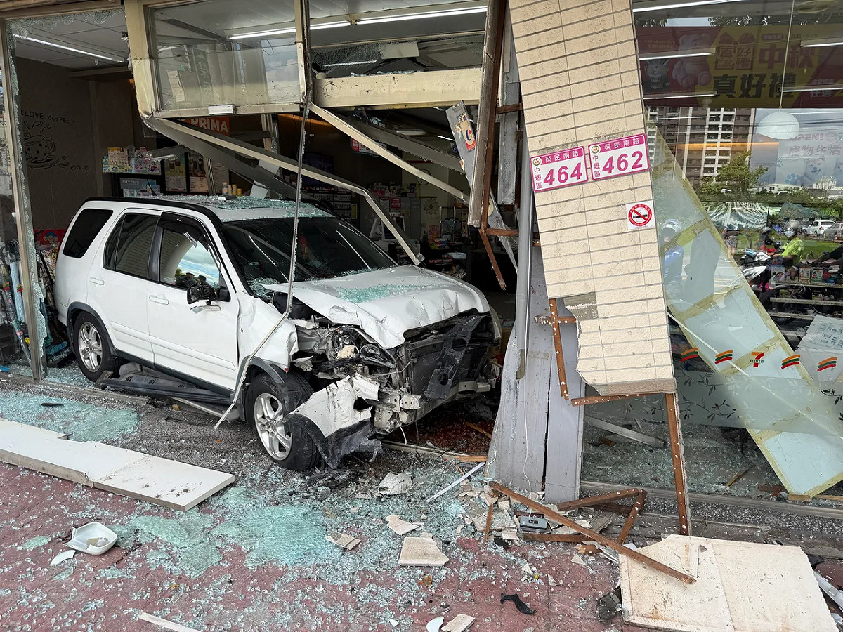 一輛白色休旅車衝撞超商，導致店面大幅毀損。 圖：警方提供