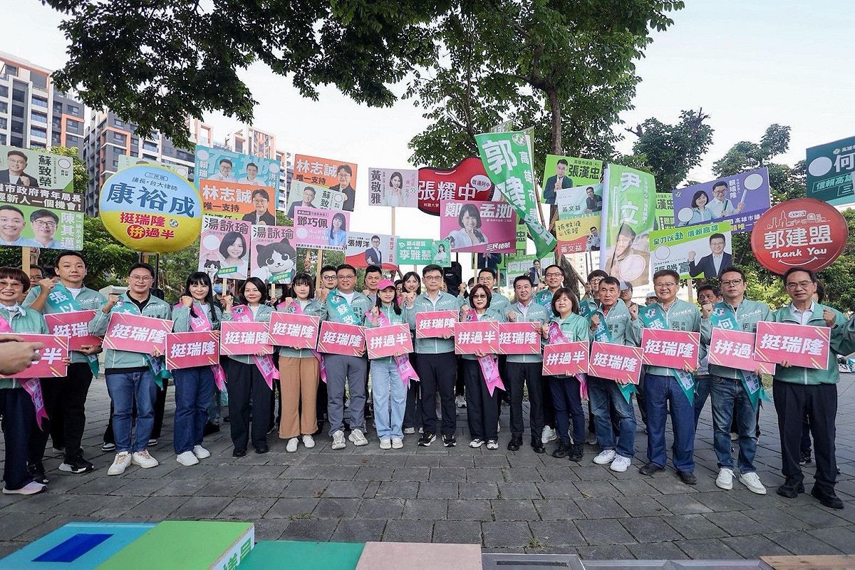 「高雄隊」吹響集結號，啟動「隆會做事」跨區連線站路口拜票。 圖：康裕成議長服務處／提供