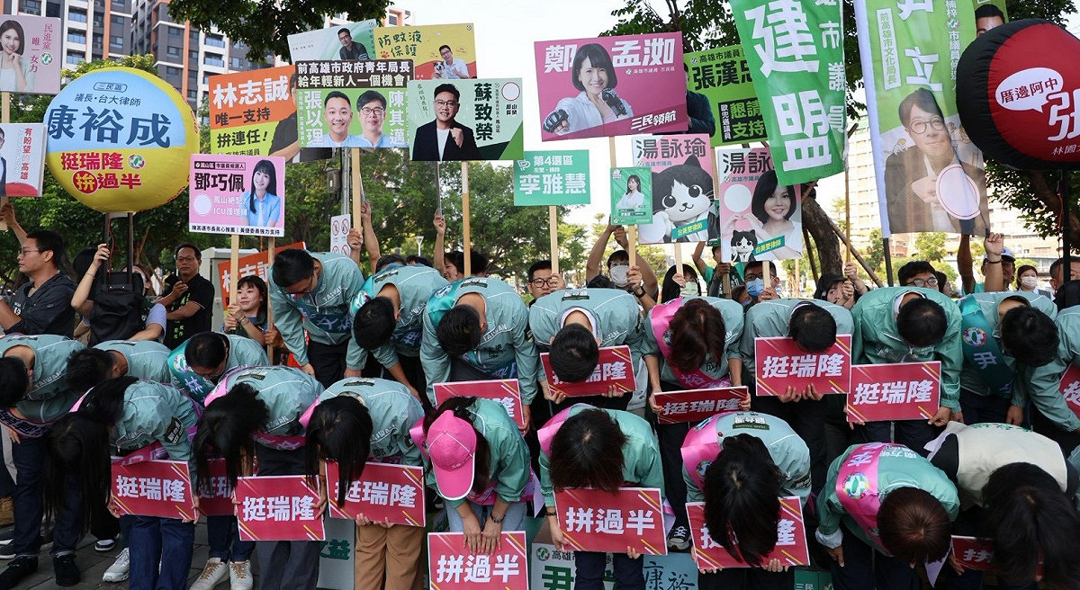 「隆會做事」連線首站選在九如一路、正義路口上班尖峰時段，一字排開向往來市民爭取支持。 圖：康裕成議長服務處／提供