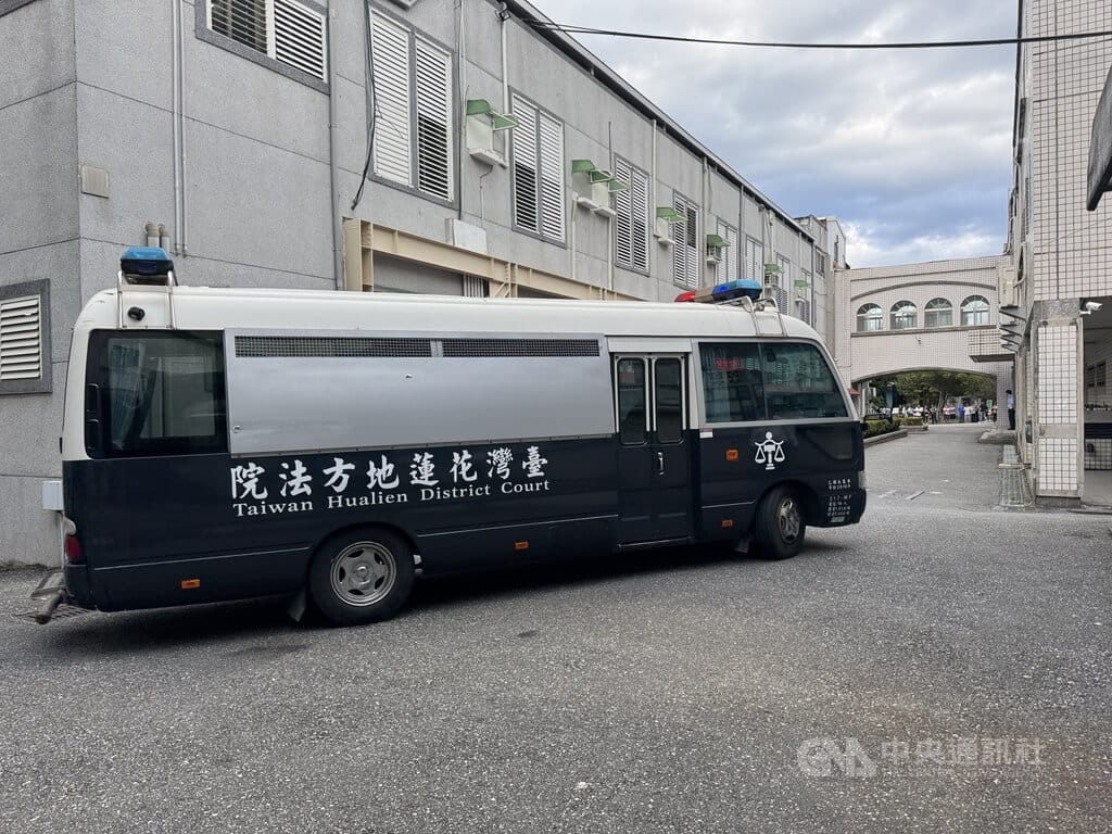 花蓮縣秀林鄉傳賄選醜聞，現任鄉長王玫瑰、丈夫胡智民涉及以餐會、禮品及現金行賄，花蓮地院9日裁定夫婦2人與小太陽關懷協會徐姓負責人羈押禁見。法院外聚集不少親友及支持者，對著囚車比出加油手勢。中央社記者張祈攝　115年9月9日