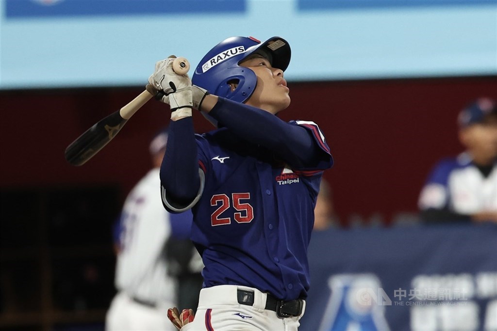 2026年第14屆U18亞洲青棒錦標賽台灣隊8日晚間在天母棒球場迎戰泰國隊，台灣隊打線爆發，首局就攻下14分奠定勝基，開路先鋒胡辰睿（圖）更罕見單局打3次。 中央社記者吳家昇攝　115年9月8日