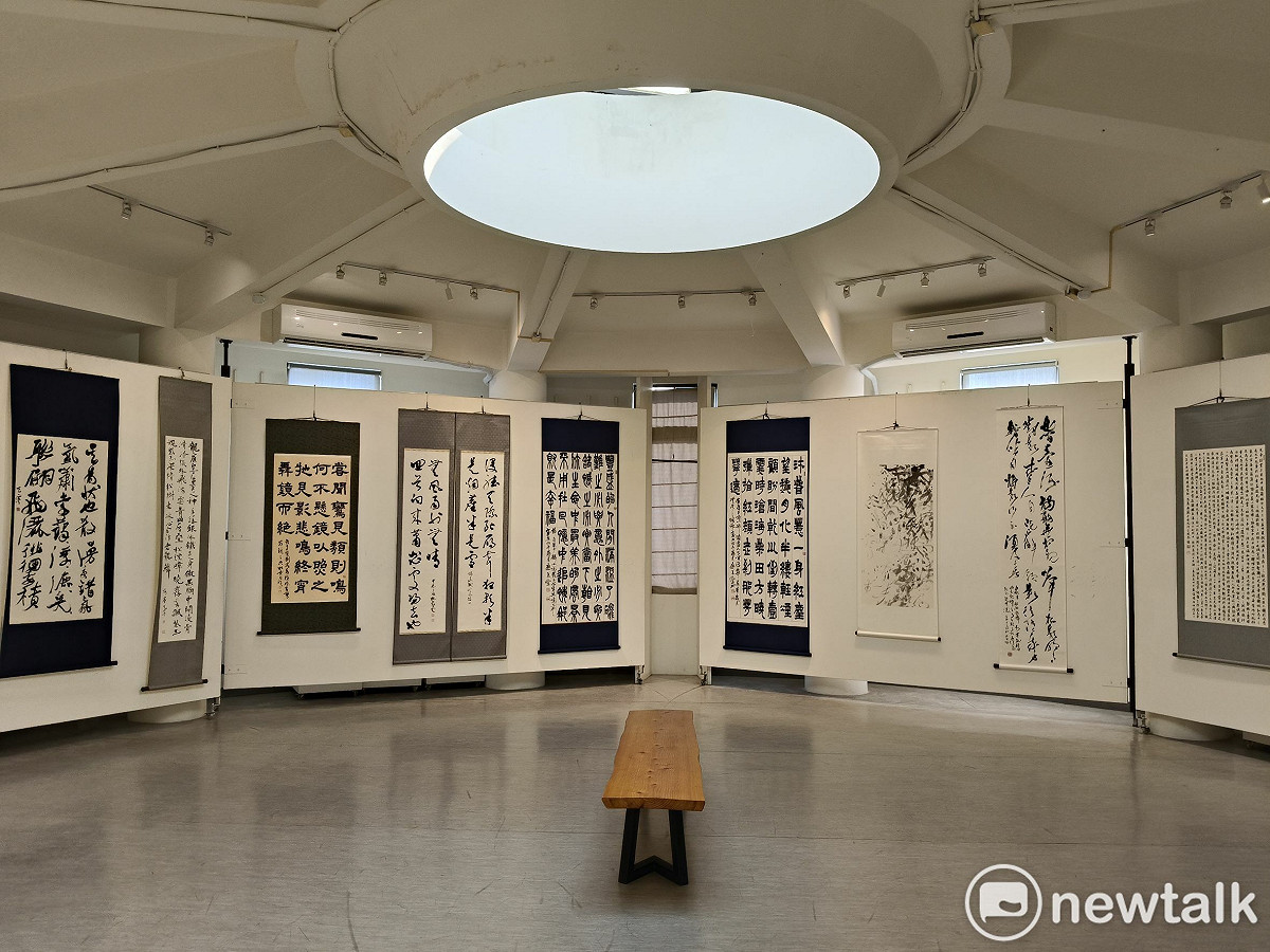 「女力綻放，葳蕤生光──女教授翰墨風情展」完美融合了學術理性與藝術感性，主辦單位誠摯邀請廣大藝術愛好者與各界人士前往觀賞，一同體會女教授們用翰墨書寫的時代溫柔與生命力量。 圖：黃博郎／攝
