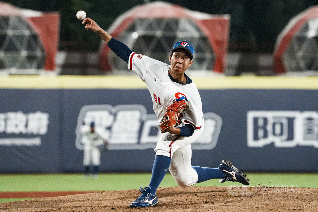 2026年第14屆U18亞洲青棒錦標賽B組預賽9日晚間進行台灣隊與新加坡隊之戰，台灣投手鄭品紳（圖）先發1局，被敲出2支安打、失1分，台灣終場以16比1順利擊敗新加坡拿勝。中央社記者鄭清元攝　115年9月9日